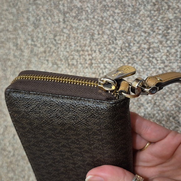 Michael Kors Large Wristlet Wallet GUC - Picture 16 of 16